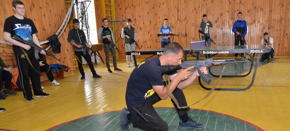 Представники громадського об’єднання «Сокіл» провели урок військової підготовки
