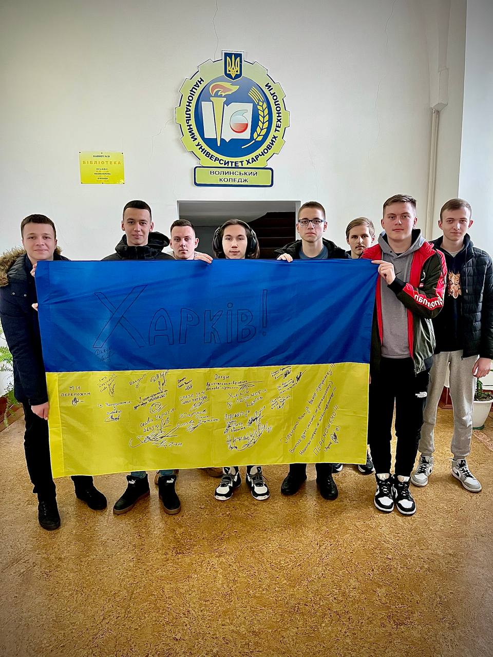 Український прапор завжди позиціонувався як військова святиня