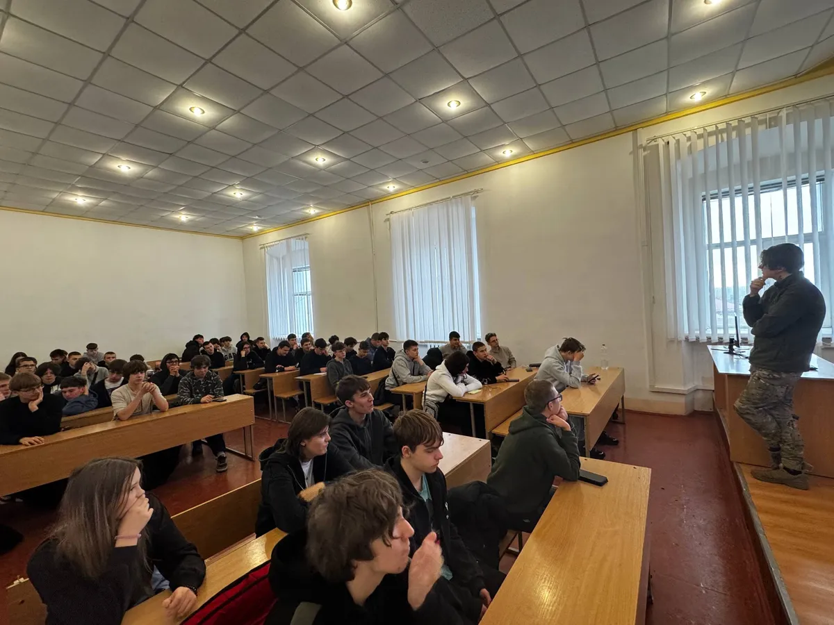 Зустріч із випускником-військовим: практичні знання, жива дискусія та погляд на сучасні реалії